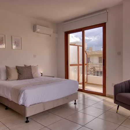 Phaedrus Living: Flat 102 Apartment *