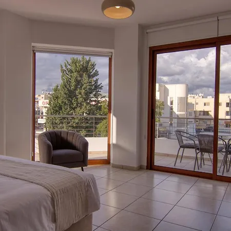 Apartment Phaedrus Living: Flat 102